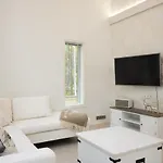 Luxurious Kinos With Jacuzzi Huvilat